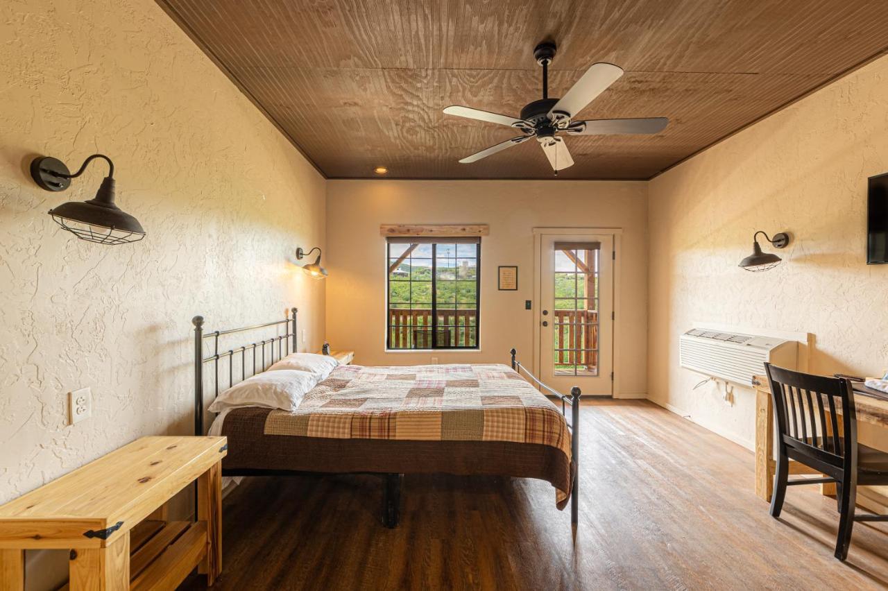 -Pet Friendly- Miners Cabin #5 -Two Double Beds - Private Balcony Tombstone Εξωτερικό φωτογραφία